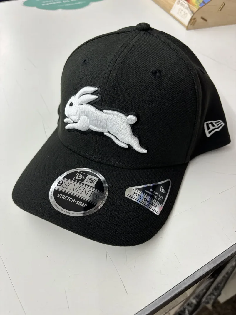 NRL-Rabbitohs-970SS-Snapback-Cap-Black-White-Front-Right.webp NRL Rabbitohs 970SS Snapback Cap Black White Front Left View